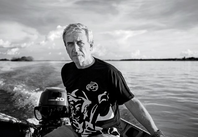O frade dominicano Xavier Plassat, lutador contra a escravidão, no rio Araguaia. Fotografia: William Langewiesche.